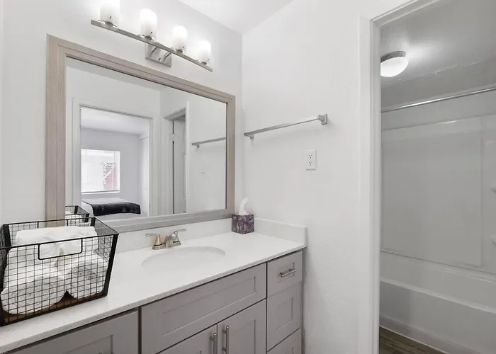 Stylish, Just Renovated 1 Bedroom In Downtown