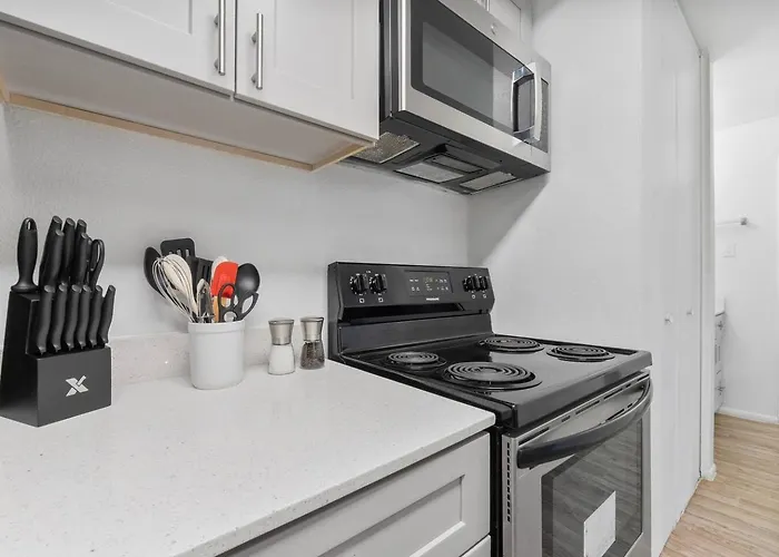 Stylish, Just Renovated 1 Bedroom In Downtown *